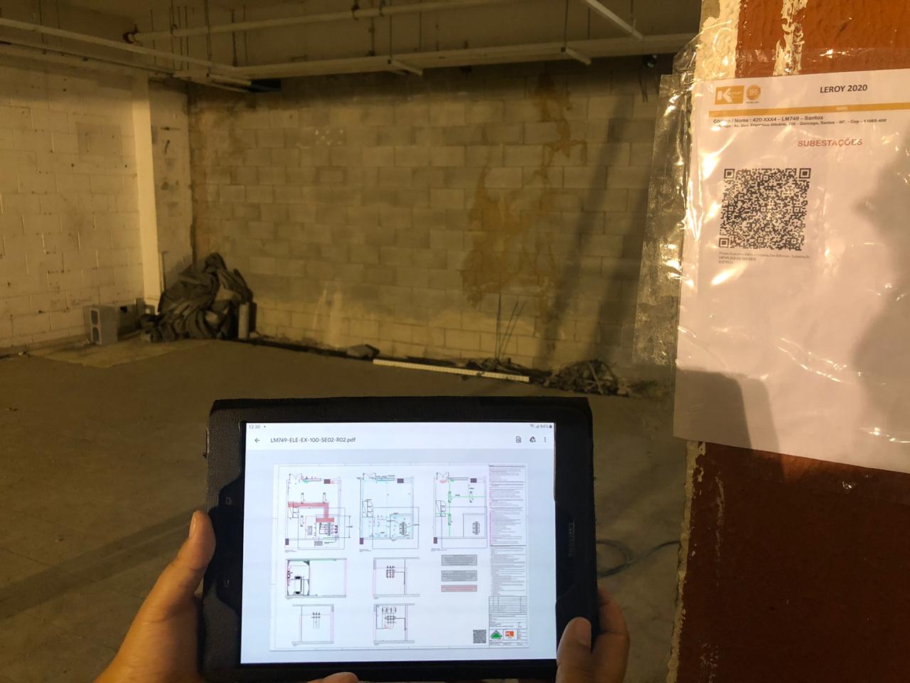 Um tablet mostrando como o BIM 4D pode ser acessível e facilitar o dia a dia na obra
